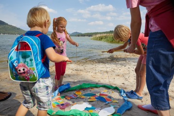 Dětské hry v areálu hotelu Port, Vinobraní s výhledem na Máchovo jezero
