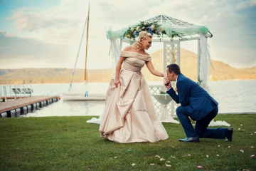 romantické místo obřadu na břehu Máchova jezera - hotel Port