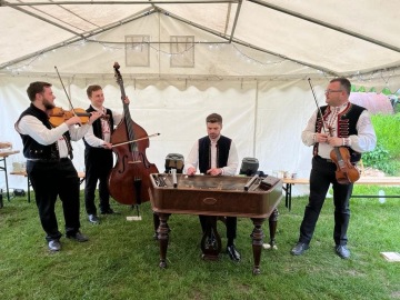 Vinobraní s výhledem na Máchovo jezero, cimbálová kapela - hotel Port
