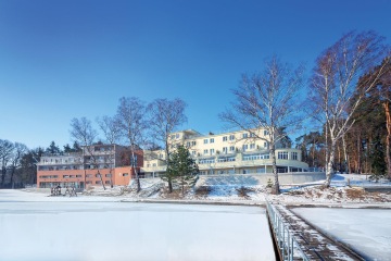 Zimní hotel Port od zamrzlého Máchova jezera