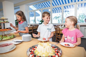 Děti v restauraci s výhledem na Máchovo jezero - hotel Port