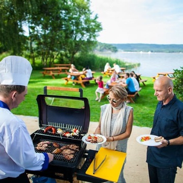 Venkovní grilování na břehu Máchova jezera - hotel Port