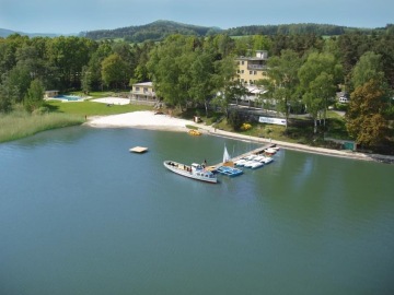 Venkovní bazén vedle pláže s výhledem na Máchovo jezero - hotel Port