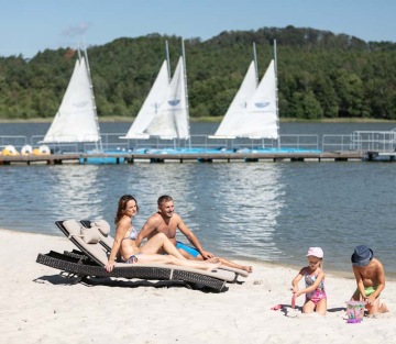 Venkovní bazén vedle pláže s výhledem na Máchovo jezero - hotel Port