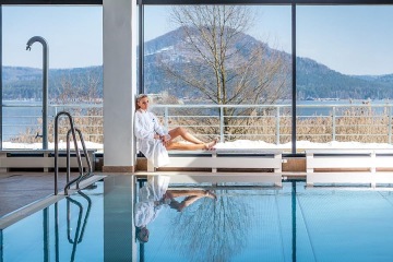 Vnitřní bazén s výhledem na Máchovo jezero - hotel Po