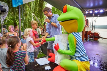 Venkovní bazén vedle pláže s výhledem na Máchovo jezero - hotel Port