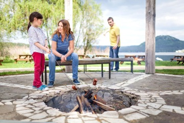 opékání špekáčku přímo u jezera - hotel Port