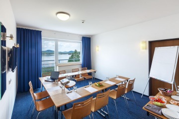 salonek s výhledem na Máchovo jezero - - hotel Port