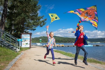 Děti s draky na břehu Máchova jezera - hotel Port