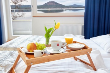 Snídaně na pokoji s výhledem na Máchovo jezero - hotel Port