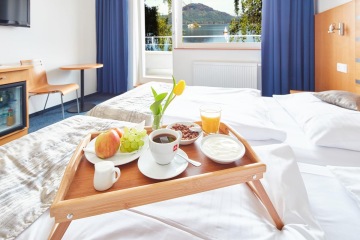 Snídaně v pokoji s výhledem na Máchovo jezero - hotel Port