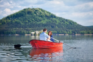 Pár v loďce Máchovo jezero - hotel Port